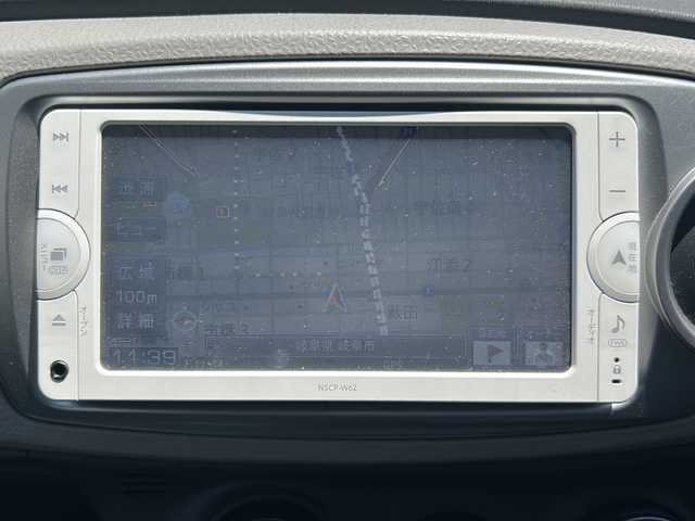 トヨタ ヴィッツ F 岐阜県 2013(平25)年 7.7万km ライトブルーメタリック /ワンオーナー//純正ナビTV/（ワンセグTV/Bluetooth/AM/FM/CD/AUX）//バックカメラ//ABS//ドアバイザー//アクセサリーソケット//後席3点式シートベルト//取り扱い説明書//保証書//記録簿
