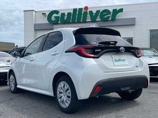 トヨタ ヤリス ハイブリッド Z 三重県 2023(令5)年 0.8万km プラチナホワイトパールマイカ メーカーオプション/・ブラインドスポットモニター/・パノラミックビューモニター/・ドライブレコーダー付自動防眩インナーミラー/セーフティセンス/・プリクラッシュセーフティ/・レーントレーシングアシスト/・レーダークルーズコントロール/・オートマチックハイビーム/・ロードサインアシスト/・セカンダリーコリジョンブレーキ/・先行車発進告知機能/インテリジェントクリアランスソナー/1オーナー/純正ディスプレイオーディオ/【Bluetooth/USB/Miracast】/D/N席シートヒーター/ステアリングヒーター/オートライト/フルLEDヘッドランプ/185/60R15インチフルホイールキャップ/【社外AW/スタッドレスタイヤ積込】/プッシュスタート/スマートキー/スペアキー/フロアマット
