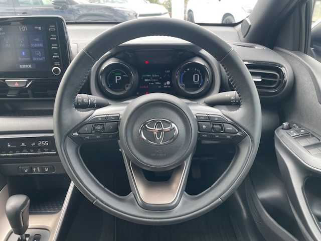 トヨタ ヤリス ハイブリッド Z 三重県 2023(令5)年 0.8万km プラチナホワイトパールマイカ メーカーオプション/・ブラインドスポットモニター/・パノラミックビューモニター/・ドライブレコーダー付自動防眩インナーミラー/セーフティセンス/・プリクラッシュセーフティ/・レーントレーシングアシスト/・レーダークルーズコントロール/・オートマチックハイビーム/・ロードサインアシスト/・セカンダリーコリジョンブレーキ/・先行車発進告知機能/インテリジェントクリアランスソナー/1オーナー/純正ディスプレイオーディオ/【Bluetooth/USB/Miracast】/D/N席シートヒーター/ステアリングヒーター/オートライト/フルLEDヘッドランプ/185/60R15インチフルホイールキャップ/【社外AW/スタッドレスタイヤ積込】/プッシュスタート/スマートキー/スペアキー/フロアマット