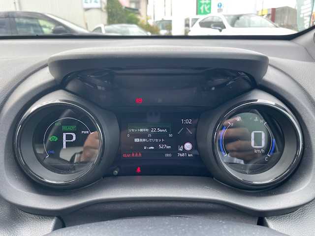 トヨタ ヤリス ハイブリッド Z 三重県 2023(令5)年 0.8万km プラチナホワイトパールマイカ メーカーオプション/・ブラインドスポットモニター/・パノラミックビューモニター/・ドライブレコーダー付自動防眩インナーミラー/セーフティセンス/・プリクラッシュセーフティ/・レーントレーシングアシスト/・レーダークルーズコントロール/・オートマチックハイビーム/・ロードサインアシスト/・セカンダリーコリジョンブレーキ/・先行車発進告知機能/インテリジェントクリアランスソナー/1オーナー/純正ディスプレイオーディオ/【Bluetooth/USB/Miracast】/D/N席シートヒーター/ステアリングヒーター/オートライト/フルLEDヘッドランプ/185/60R15インチフルホイールキャップ/【社外AW/スタッドレスタイヤ積込】/プッシュスタート/スマートキー/スペアキー/フロアマット