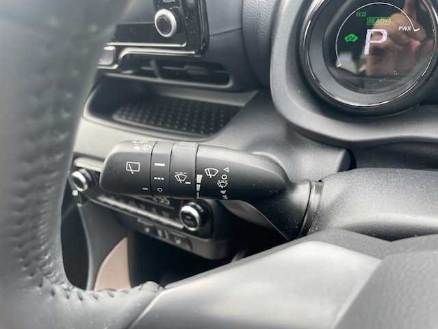トヨタ ヤリス ハイブリッド Z 三重県 2023(令5)年 0.8万km プラチナホワイトパールマイカ メーカーオプション/・ブラインドスポットモニター/・パノラミックビューモニター/・ドライブレコーダー付自動防眩インナーミラー/セーフティセンス/・プリクラッシュセーフティ/・レーントレーシングアシスト/・レーダークルーズコントロール/・オートマチックハイビーム/・ロードサインアシスト/・セカンダリーコリジョンブレーキ/・先行車発進告知機能/インテリジェントクリアランスソナー/1オーナー/純正ディスプレイオーディオ/【Bluetooth/USB/Miracast】/D/N席シートヒーター/ステアリングヒーター/オートライト/フルLEDヘッドランプ/185/60R15インチフルホイールキャップ/【社外AW/スタッドレスタイヤ積込】/プッシュスタート/スマートキー/スペアキー/フロアマット