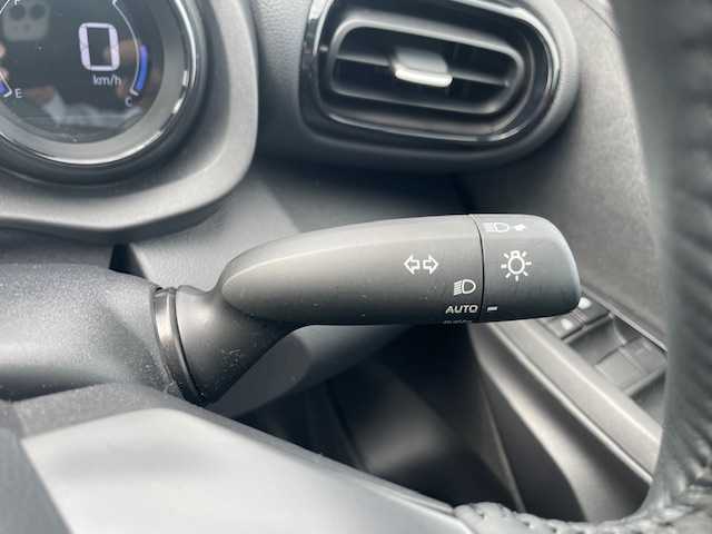 トヨタ ヤリス ハイブリッド Z 三重県 2023(令5)年 0.8万km プラチナホワイトパールマイカ メーカーオプション/・ブラインドスポットモニター/・パノラミックビューモニター/・ドライブレコーダー付自動防眩インナーミラー/セーフティセンス/・プリクラッシュセーフティ/・レーントレーシングアシスト/・レーダークルーズコントロール/・オートマチックハイビーム/・ロードサインアシスト/・セカンダリーコリジョンブレーキ/・先行車発進告知機能/インテリジェントクリアランスソナー/1オーナー/純正ディスプレイオーディオ/【Bluetooth/USB/Miracast】/D/N席シートヒーター/ステアリングヒーター/オートライト/フルLEDヘッドランプ/185/60R15インチフルホイールキャップ/【社外AW/スタッドレスタイヤ積込】/プッシュスタート/スマートキー/スペアキー/フロアマット