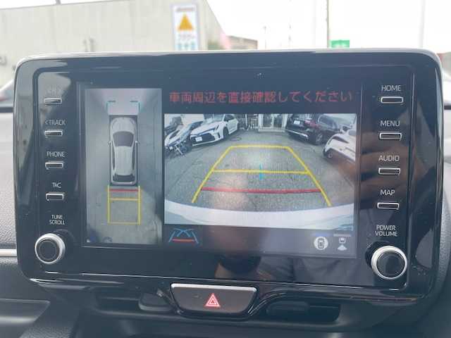 トヨタ ヤリス ハイブリッド Z 三重県 2023(令5)年 0.8万km プラチナホワイトパールマイカ メーカーオプション/・ブラインドスポットモニター/・パノラミックビューモニター/・ドライブレコーダー付自動防眩インナーミラー/セーフティセンス/・プリクラッシュセーフティ/・レーントレーシングアシスト/・レーダークルーズコントロール/・オートマチックハイビーム/・ロードサインアシスト/・セカンダリーコリジョンブレーキ/・先行車発進告知機能/インテリジェントクリアランスソナー/1オーナー/純正ディスプレイオーディオ/【Bluetooth/USB/Miracast】/D/N席シートヒーター/ステアリングヒーター/オートライト/フルLEDヘッドランプ/185/60R15インチフルホイールキャップ/【社外AW/スタッドレスタイヤ積込】/プッシュスタート/スマートキー/スペアキー/フロアマット