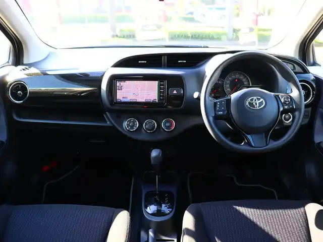 トヨタ ヴィッツ F セーフティーエディションⅡ 福島県 2018(平30)年 0.6万km ホワイトパールクリスタルシャイン  ワンオーナー / 純正ナビ・ワンセグTV/ バックカメラ/ スマートキー/ プリクラッシュセーフティ/ 社外１４インチアルミホイル/ 新車保証書/ 取扱説明書/ 車検時記録簿有/　(R3/R5/R7)