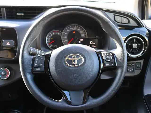 トヨタ ヴィッツ F セーフティーエディションⅡ 福島県 2018(平30)年 0.6万km ホワイトパールクリスタルシャイン  ワンオーナー / 純正ナビ・ワンセグTV/ バックカメラ/ スマートキー/ プリクラッシュセーフティ/ 社外１４インチアルミホイル/ 新車保証書/ 取扱説明書/ 車検時記録簿有/　(R3/R5/R7)