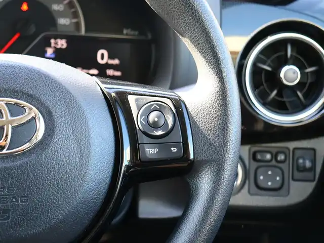 トヨタ ヴィッツ F セーフティーエディションⅡ 福島県 2018(平30)年 0.6万km ホワイトパールクリスタルシャイン  ワンオーナー / 純正ナビ・ワンセグTV/ バックカメラ/ スマートキー/ プリクラッシュセーフティ/ 社外１４インチアルミホイル/ 新車保証書/ 取扱説明書/ 車検時記録簿有/　(R3/R5/R7)