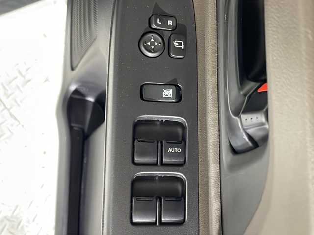 スズキ スペーシア HYBRID X 沖縄県 2024(令6)年 0.1万km ピュアホワイトP 県外仕入　/禁煙車　/純正９インチメーカーナビ/（ＢＴ，フルセグ，ＵＳＢ，ラジオ，ＣａｒＰｌａｙ）　/全方位モニター　/両側パワースライドドア　/後席オットマン　/アダプティブクルーズコントロール　/電子パーキングブレーキ　/ＵＳＢポート/シートバックテーブル/コーナーセンサー/デュアルセンサーブレーキサポート２/ハイビームアシスト/車線逸脱警報機能/標識認識機能/純正フロアマット/ドアバイザー/シートヒーター/スペアキー