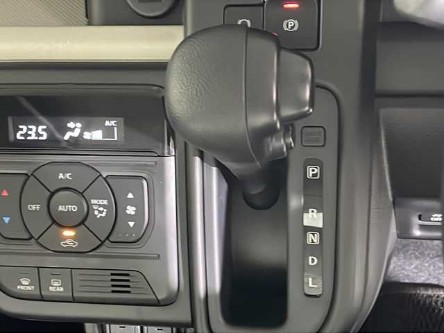 スズキ スペーシア HYBRID X 沖縄県 2024(令6)年 0.1万km ピュアホワイトP 県外仕入　/禁煙車　/純正９インチメーカーナビ/（ＢＴ，フルセグ，ＵＳＢ，ラジオ，ＣａｒＰｌａｙ）　/全方位モニター　/両側パワースライドドア　/後席オットマン　/アダプティブクルーズコントロール　/電子パーキングブレーキ　/ＵＳＢポート/シートバックテーブル/コーナーセンサー/デュアルセンサーブレーキサポート２/ハイビームアシスト/車線逸脱警報機能/標識認識機能/純正フロアマット/ドアバイザー/シートヒーター/スペアキー