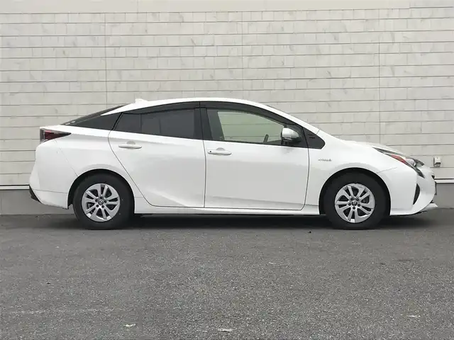 トヨタ プリウス S 栃木県 2016(平28)年 14.8万km スーパーホワイトⅡ 株)IDOMが運営する【じしゃロン小山店】の自社ローン専用車両になります。こちらは現金またはオートローンご利用時の価格です。自社ローンご希望の方は別途その旨お申付け下さい//禁煙車/社外ワンセグナビ/（CD/DVD/AM/FMラジオ）/(Bluetooth)/スマートキー/プッシュスタート/バックカメラ/ＥＴＣ/ステアリングリモコン/電動格納ドアミラー/パワーウインドウ/オートライト/防眩ミラー