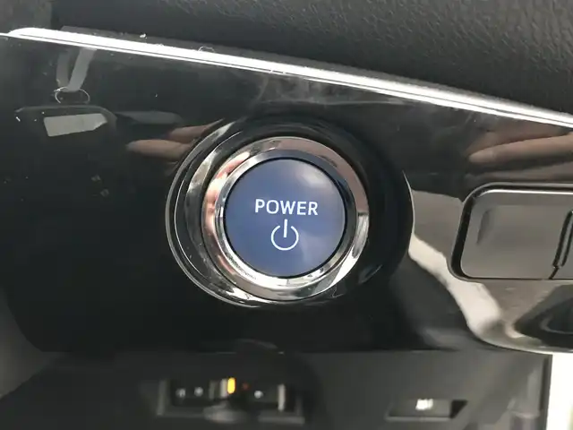 トヨタ プリウス S 栃木県 2016(平28)年 14.8万km スーパーホワイトⅡ 株)IDOMが運営する【じしゃロン小山店】の自社ローン専用車両になります。こちらは現金またはオートローンご利用時の価格です。自社ローンご希望の方は別途その旨お申付け下さい//禁煙車/社外ワンセグナビ/（CD/DVD/AM/FMラジオ）/(Bluetooth)/スマートキー/プッシュスタート/バックカメラ/ＥＴＣ/ステアリングリモコン/電動格納ドアミラー/パワーウインドウ/オートライト/防眩ミラー