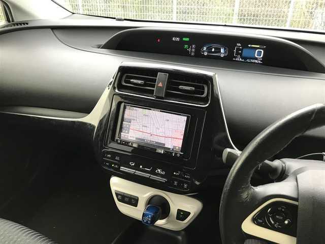 トヨタ プリウス S 千葉県 2016(平28)年 14.8万km スーパーホワイトⅡ (株)IDOMが運営する【じしゃロン柏店】の自社ローン対象車両になります。こちらは現金ご利用時の価格です。/自社ローンご希望の方は別途その旨お申付け下さい。い//禁煙車/社外ワンセグナビ/（CD/DVD/AM/FMラジオ）/(Bluetooth)/スマートキー/プッシュスタート/バックカメラ/ＥＴＣ/ステアリングリモコン/電動格納ドアミラー/パワーウインドウ/オートライト/防眩ミラー