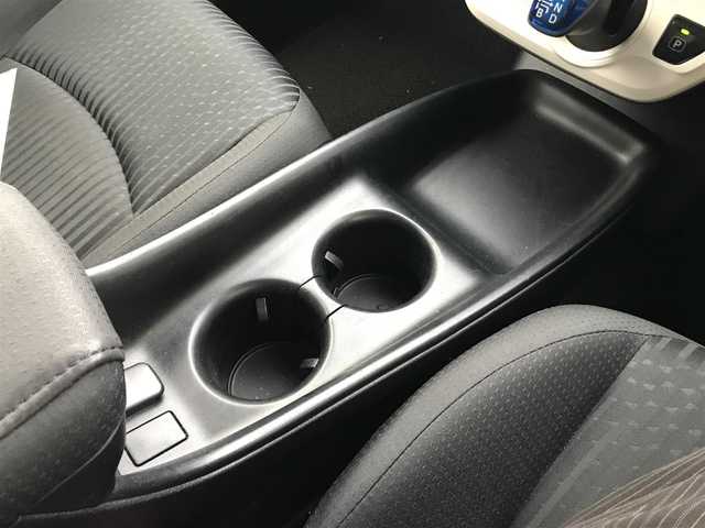 トヨタ プリウス S 千葉県 2016(平28)年 14.8万km スーパーホワイトⅡ (株)IDOMが運営する【じしゃロン柏店】の自社ローン対象車両になります。こちらは現金ご利用時の価格です。/自社ローンご希望の方は別途その旨お申付け下さい。い//禁煙車/社外ワンセグナビ/（CD/DVD/AM/FMラジオ）/(Bluetooth)/スマートキー/プッシュスタート/バックカメラ/ＥＴＣ/ステアリングリモコン/電動格納ドアミラー/パワーウインドウ/オートライト/防眩ミラー