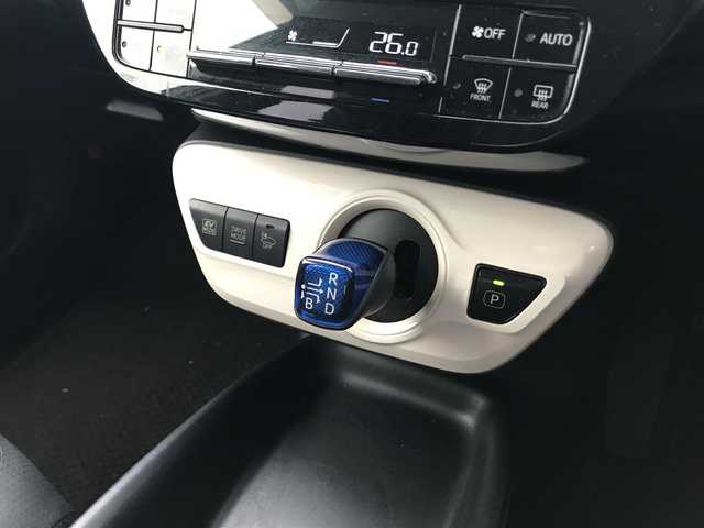 トヨタ プリウス S 千葉県 2016(平28)年 14.8万km スーパーホワイトⅡ (株)IDOMが運営する【じしゃロン柏店】の自社ローン対象車両になります。こちらは現金ご利用時の価格です。/自社ローンご希望の方は別途その旨お申付け下さい。い//禁煙車/社外ワンセグナビ/（CD/DVD/AM/FMラジオ）/(Bluetooth)/スマートキー/プッシュスタート/バックカメラ/ＥＴＣ/ステアリングリモコン/電動格納ドアミラー/パワーウインドウ/オートライト/防眩ミラー