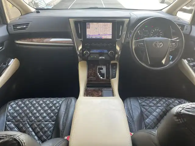 トヨタ アルファードハイブリット X 愛知県 2022(令4)年 4.6万km ホワイトパールクリスタルシャイン ワンオーナー/４WD/両側パワースライドドア/純正9型ディスプレイナビ/・Bluetooth／地デジTV／Miracast/バックカメラ/デジタルインナーミラー〈MOP〉/Toyota Safety Sense/・プリクラッシュセーフティ/・レーントレーシングアシスト/・オートマチックハイビーム/・ロードサインアシスト/・レーダークルーズコントロール（全車速追従機能付）/・先行車発進告知機能/ブラインドスポットモニター〈MOP〉/クリアランスソナー/LEDヘッドライト/社外キルティング調シートカバー/前後ドライブレコーダー（DC-DR652）/純正16インチAW〈スペアタイヤ有〉