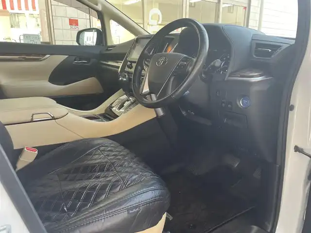 トヨタ アルファードハイブリット X 愛知県 2022(令4)年 4.6万km ホワイトパールクリスタルシャイン ワンオーナー/４WD/両側パワースライドドア/純正9型ディスプレイナビ/・Bluetooth／地デジTV／Miracast/バックカメラ/デジタルインナーミラー〈MOP〉/Toyota Safety Sense/・プリクラッシュセーフティ/・レーントレーシングアシスト/・オートマチックハイビーム/・ロードサインアシスト/・レーダークルーズコントロール（全車速追従機能付）/・先行車発進告知機能/ブラインドスポットモニター〈MOP〉/クリアランスソナー/LEDヘッドライト/社外キルティング調シートカバー/前後ドライブレコーダー（DC-DR652）/純正16インチAW〈スペアタイヤ有〉