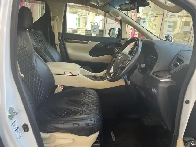 トヨタ アルファードハイブリット X 愛知県 2022(令4)年 4.6万km ホワイトパールクリスタルシャイン ワンオーナー/４WD/両側パワースライドドア/純正9型ディスプレイナビ/・Bluetooth／地デジTV／Miracast/バックカメラ/デジタルインナーミラー〈MOP〉/Toyota Safety Sense/・プリクラッシュセーフティ/・レーントレーシングアシスト/・オートマチックハイビーム/・ロードサインアシスト/・レーダークルーズコントロール（全車速追従機能付）/・先行車発進告知機能/ブラインドスポットモニター〈MOP〉/クリアランスソナー/LEDヘッドライト/社外キルティング調シートカバー/前後ドライブレコーダー（DC-DR652）/純正16インチAW〈スペアタイヤ有〉