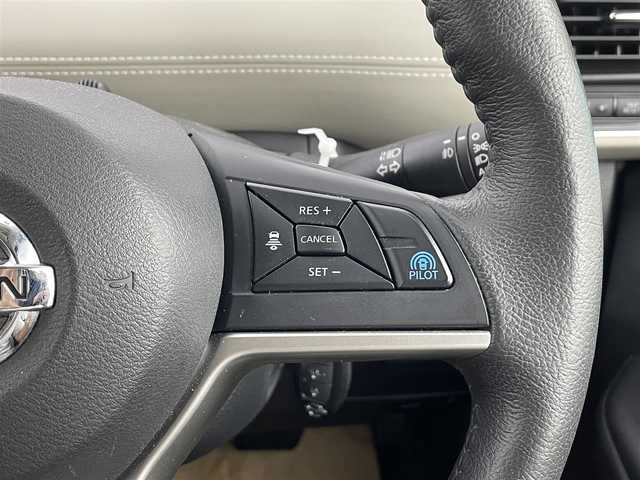 日産 セレナ e－パワー ハイウェイスター V 埼玉県 2018(平30)年 7.7万km ブリリアントホワイトパール 純正9インチナビ　MM518D-L/前方ドライブレコーダー/ETC/プロパイロット/車線逸脱警報/衝突軽減ブレーキ/ステアリングヒーター/電子パーキングシステム/オートブレーキホールド/デジタルインナーミラー/フロントフォグランプ/ウィンカーミラー/ロールサンシェード/両側パワースライドドア/純正ドアバイザー/純正フロアマット/純正15インチアルミホイール