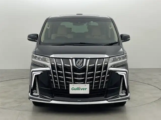 トヨタ アルファードハイブリット エグゼクティブ ラウンジ S 福岡県 2023(令5)年 1.9万km ブラック ツインムーンルーフ　/モデリスタエアロ　/１２．１インチリアエンターテインメントシステム　/純正１０．５型ＤＡナビ/フルセグTV　/全方位カメラ　/ＪＢＬプレミアムサウンド　/デジタルルームミラー　/ビルトインETC２．０　/前後ドライブレコーダー　/トヨタセーフティセンス/・コーナーセンサー/・レーダークルーズコントロール　/・衝突軽減ブレーキ/・レーンキープ/・ブラインドスポットモニター/アクセル踏み間違い防止　/パーキングアシスト　/両側電動スライドドア　/シートメモリー付きパワーシート　/シートベンチレーション/ヒーター　/ステアリングヒーター　/パワーバックドア　/３眼ＬＥＤヘッドライト　/純正１７インチアルミホイール