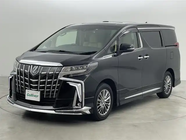 トヨタ アルファードハイブリット エグゼクティブ ラウンジ S 福岡県 2023(令5)年 1.9万km ブラック ツインムーンルーフ　/モデリスタエアロ　/１２．１インチリアエンターテインメントシステム　/純正１０．５型ＤＡナビ/フルセグTV　/全方位カメラ　/ＪＢＬプレミアムサウンド　/デジタルルームミラー　/ビルトインETC２．０　/前後ドライブレコーダー　/トヨタセーフティセンス/・コーナーセンサー/・レーダークルーズコントロール　/・衝突軽減ブレーキ/・レーンキープ/・ブラインドスポットモニター/アクセル踏み間違い防止　/パーキングアシスト　/両側電動スライドドア　/シートメモリー付きパワーシート　/シートベンチレーション/ヒーター　/ステアリングヒーター　/パワーバックドア　/３眼ＬＥＤヘッドライト　/純正１７インチアルミホイール