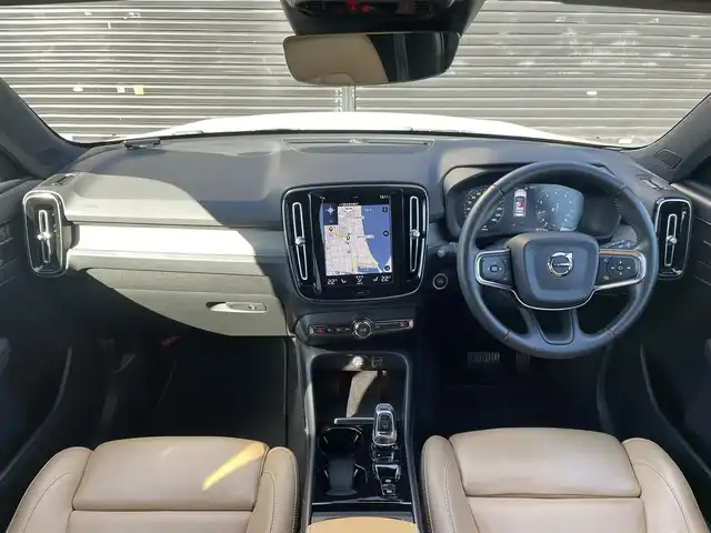 ボルボ ＸＣ４０ T4 AWD インスクリプション 三重県 2019(令1)年 4.5万km クリスタルホワイトP ワンオーナー/茶革　/ハーマンカードン　/オレフォスクリスタルシフトノブ　/全席シートヒーター　/ハンドルヒーター　/パワーシート　/電動リアゲート　/カープレイ　/純正ナビ　/全方位カメラ　/Ｂｌｕｅｔｏｏｔｈ　/純正１９インチアルミ　/ＥＴＣ　/ＬＥＤ