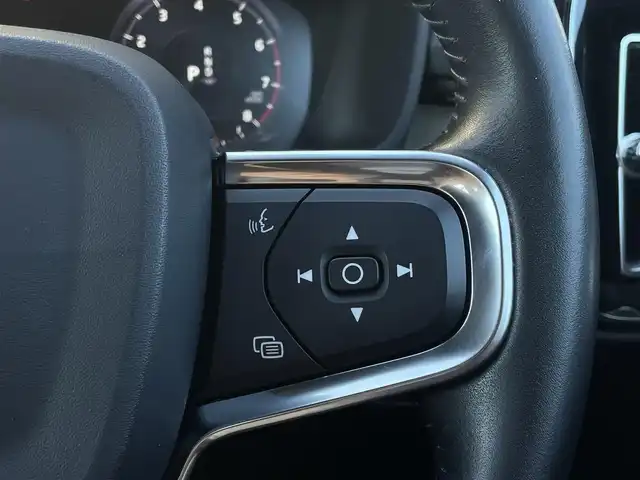 ボルボ ＸＣ４０ T4 AWD インスクリプション 三重県 2019(令1)年 4.5万km クリスタルホワイトP ワンオーナー/茶革　/ハーマンカードン　/オレフォスクリスタルシフトノブ　/全席シートヒーター　/ハンドルヒーター　/パワーシート　/電動リアゲート　/カープレイ　/純正ナビ　/全方位カメラ　/Ｂｌｕｅｔｏｏｔｈ　/純正１９インチアルミ　/ＥＴＣ　/ＬＥＤ