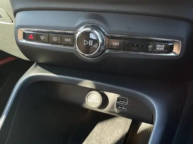 ボルボ ＸＣ４０ T4 AWD インスクリプション 三重県 2019(令1)年 4.5万km クリスタルホワイトP ワンオーナー/茶革　/ハーマンカードン　/オレフォスクリスタルシフトノブ　/全席シートヒーター　/ハンドルヒーター　/パワーシート　/電動リアゲート　/カープレイ　/純正ナビ　/全方位カメラ　/Ｂｌｕｅｔｏｏｔｈ　/純正１９インチアルミ　/ＥＴＣ　/ＬＥＤ