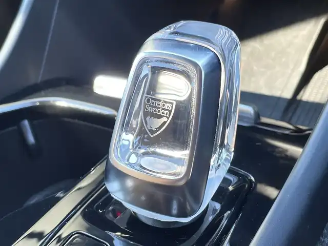 ボルボ ＸＣ４０ T4 AWD インスクリプション 三重県 2019(令1)年 4.5万km クリスタルホワイトP ワンオーナー/茶革　/ハーマンカードン　/オレフォスクリスタルシフトノブ　/全席シートヒーター　/ハンドルヒーター　/パワーシート　/電動リアゲート　/カープレイ　/純正ナビ　/全方位カメラ　/Ｂｌｕｅｔｏｏｔｈ　/純正１９インチアルミ　/ＥＴＣ　/ＬＥＤ