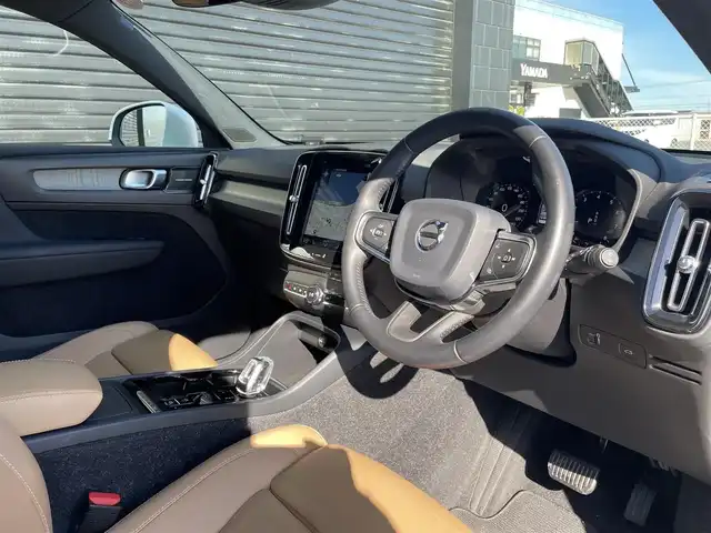 ボルボ ＸＣ４０ T4 AWD インスクリプション 三重県 2019(令1)年 4.5万km クリスタルホワイトP ワンオーナー/茶革　/ハーマンカードン　/オレフォスクリスタルシフトノブ　/全席シートヒーター　/ハンドルヒーター　/パワーシート　/電動リアゲート　/カープレイ　/純正ナビ　/全方位カメラ　/Ｂｌｕｅｔｏｏｔｈ　/純正１９インチアルミ　/ＥＴＣ　/ＬＥＤ