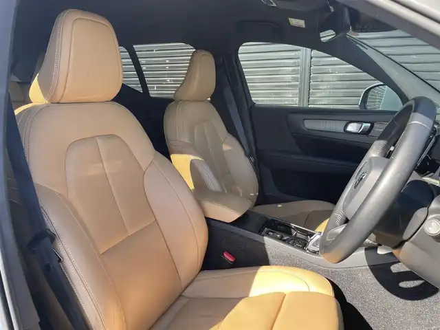 ボルボ ＸＣ４０ T4 AWD インスクリプション 三重県 2019(令1)年 4.5万km クリスタルホワイトP ワンオーナー/茶革　/ハーマンカードン　/オレフォスクリスタルシフトノブ　/全席シートヒーター　/ハンドルヒーター　/パワーシート　/電動リアゲート　/カープレイ　/純正ナビ　/全方位カメラ　/Ｂｌｕｅｔｏｏｔｈ　/純正１９インチアルミ　/ＥＴＣ　/ＬＥＤ