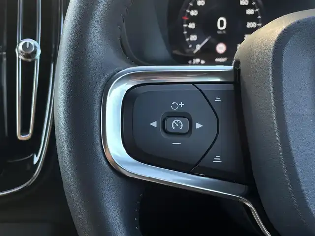 ボルボ ＸＣ４０ T4 AWD インスクリプション 三重県 2019(令1)年 4.5万km クリスタルホワイトP ワンオーナー/茶革　/ハーマンカードン　/オレフォスクリスタルシフトノブ　/全席シートヒーター　/ハンドルヒーター　/パワーシート　/電動リアゲート　/カープレイ　/純正ナビ　/全方位カメラ　/Ｂｌｕｅｔｏｏｔｈ　/純正１９インチアルミ　/ＥＴＣ　/ＬＥＤ