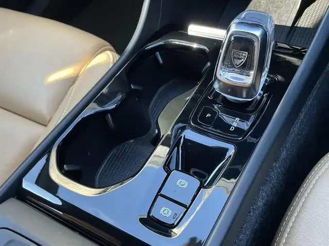 ボルボ ＸＣ４０ T4 AWD インスクリプション 三重県 2019(令1)年 4.5万km クリスタルホワイトP ワンオーナー/茶革　/ハーマンカードン　/オレフォスクリスタルシフトノブ　/全席シートヒーター　/ハンドルヒーター　/パワーシート　/電動リアゲート　/カープレイ　/純正ナビ　/全方位カメラ　/Ｂｌｕｅｔｏｏｔｈ　/純正１９インチアルミ　/ＥＴＣ　/ＬＥＤ