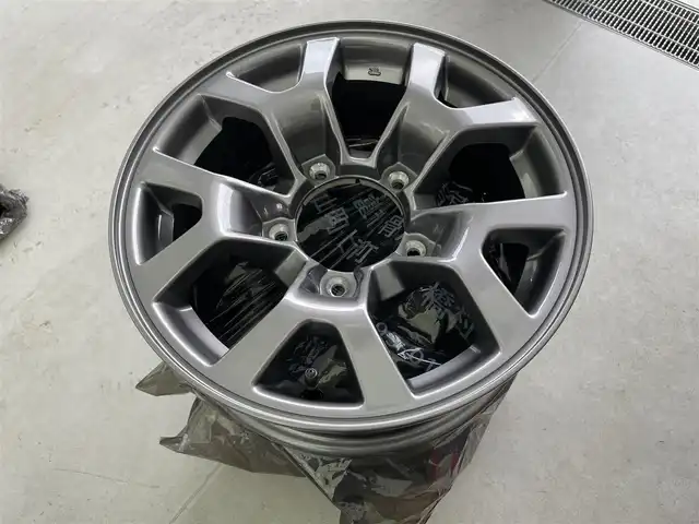 スズキ ジムニー シエラ JC 富山県 2022(令4)年 1.6万km ミディアムグレー ワンオーナー/4WD/8インチ純正ナビ（AM/FM/CD/DVD/USB/BT）/フルセグTV/バックカメラ/デュアルセンサーブレーキサポート/レーンキープアシスト/クルーズコントロール/オートマチックハイビーム/LEDヘッドライト/社外LEDフォグランプ/ダウンヒルアシスト/センターデフロック/フロントマットブラックグリル/純正グリル積込/社外16インチAW/ホワイトレタータイヤ/黒塗り鉄チン付きスタッドレスタイヤ積込（8部山）/純正AW4本積込/前席シートヒーター/OPエアコン口（純正有）/スマートキー×２/プッシュスタート/ドアミラーヒーター/ヘッドライトウォッシャー/取扱説明書/保証書