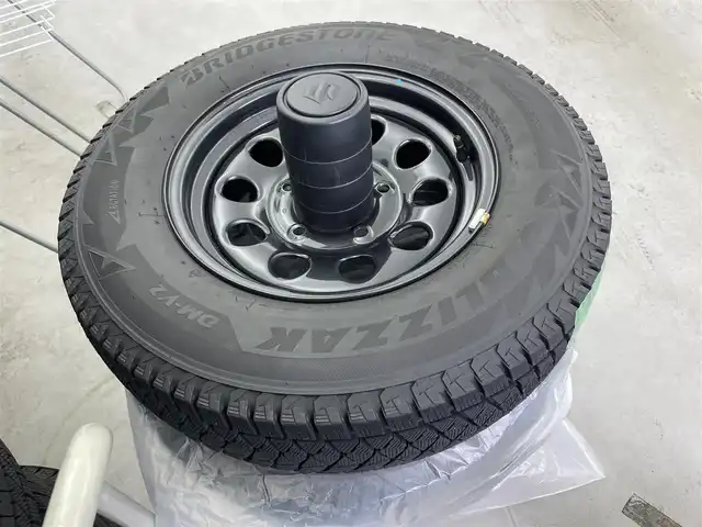 スズキ ジムニー シエラ JC 富山県 2022(令4)年 1.6万km ミディアムグレー ワンオーナー/4WD/8インチ純正ナビ（AM/FM/CD/DVD/USB/BT）/フルセグTV/バックカメラ/デュアルセンサーブレーキサポート/レーンキープアシスト/クルーズコントロール/オートマチックハイビーム/LEDヘッドライト/社外LEDフォグランプ/ダウンヒルアシスト/センターデフロック/フロントマットブラックグリル/純正グリル積込/社外16インチAW/ホワイトレタータイヤ/黒塗り鉄チン付きスタッドレスタイヤ積込（8部山）/純正AW4本積込/前席シートヒーター/OPエアコン口（純正有）/スマートキー×２/プッシュスタート/ドアミラーヒーター/ヘッドライトウォッシャー/取扱説明書/保証書