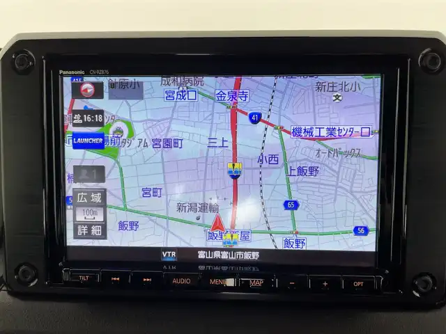 スズキ ジムニー シエラ JC 富山県 2022(令4)年 1.6万km ミディアムグレー ワンオーナー/4WD/8インチ純正ナビ（AM/FM/CD/DVD/USB/BT）/フルセグTV/バックカメラ/デュアルセンサーブレーキサポート/レーンキープアシスト/クルーズコントロール/オートマチックハイビーム/LEDヘッドライト/社外LEDフォグランプ/ダウンヒルアシスト/センターデフロック/フロントマットブラックグリル/純正グリル積込/社外16インチAW/ホワイトレタータイヤ/黒塗り鉄チン付きスタッドレスタイヤ積込（8部山）/純正AW4本積込/前席シートヒーター/OPエアコン口（純正有）/スマートキー×２/プッシュスタート/ドアミラーヒーター/ヘッドライトウォッシャー/取扱説明書/保証書