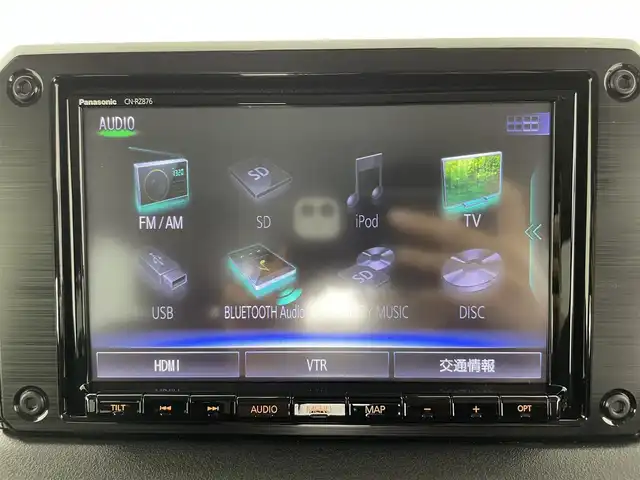スズキ ジムニー シエラ JC 富山県 2022(令4)年 1.6万km ミディアムグレー ワンオーナー/4WD/8インチ純正ナビ（AM/FM/CD/DVD/USB/BT）/フルセグTV/バックカメラ/デュアルセンサーブレーキサポート/レーンキープアシスト/クルーズコントロール/オートマチックハイビーム/LEDヘッドライト/社外LEDフォグランプ/ダウンヒルアシスト/センターデフロック/フロントマットブラックグリル/純正グリル積込/社外16インチAW/ホワイトレタータイヤ/黒塗り鉄チン付きスタッドレスタイヤ積込（8部山）/純正AW4本積込/前席シートヒーター/OPエアコン口（純正有）/スマートキー×２/プッシュスタート/ドアミラーヒーター/ヘッドライトウォッシャー/取扱説明書/保証書