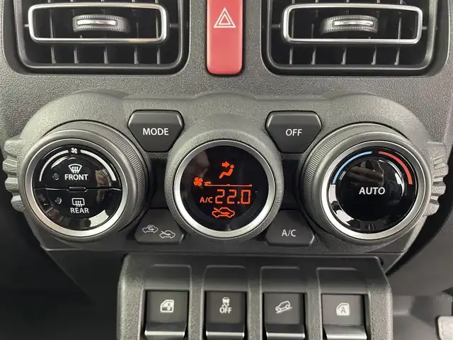 スズキ ジムニー シエラ JC 富山県 2022(令4)年 1.6万km ミディアムグレー ワンオーナー/4WD/8インチ純正ナビ（AM/FM/CD/DVD/USB/BT）/フルセグTV/バックカメラ/デュアルセンサーブレーキサポート/レーンキープアシスト/クルーズコントロール/オートマチックハイビーム/LEDヘッドライト/社外LEDフォグランプ/ダウンヒルアシスト/センターデフロック/フロントマットブラックグリル/純正グリル積込/社外16インチAW/ホワイトレタータイヤ/黒塗り鉄チン付きスタッドレスタイヤ積込（8部山）/純正AW4本積込/前席シートヒーター/OPエアコン口（純正有）/スマートキー×２/プッシュスタート/ドアミラーヒーター/ヘッドライトウォッシャー/取扱説明書/保証書