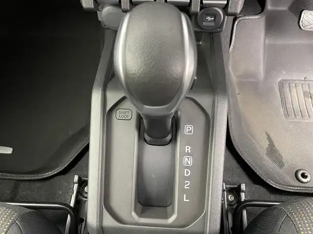 スズキ ジムニー シエラ JC 富山県 2022(令4)年 1.6万km ミディアムグレー ワンオーナー/4WD/8インチ純正ナビ（AM/FM/CD/DVD/USB/BT）/フルセグTV/バックカメラ/デュアルセンサーブレーキサポート/レーンキープアシスト/クルーズコントロール/オートマチックハイビーム/LEDヘッドライト/社外LEDフォグランプ/ダウンヒルアシスト/センターデフロック/フロントマットブラックグリル/純正グリル積込/社外16インチAW/ホワイトレタータイヤ/黒塗り鉄チン付きスタッドレスタイヤ積込（8部山）/純正AW4本積込/前席シートヒーター/OPエアコン口（純正有）/スマートキー×２/プッシュスタート/ドアミラーヒーター/ヘッドライトウォッシャー/取扱説明書/保証書