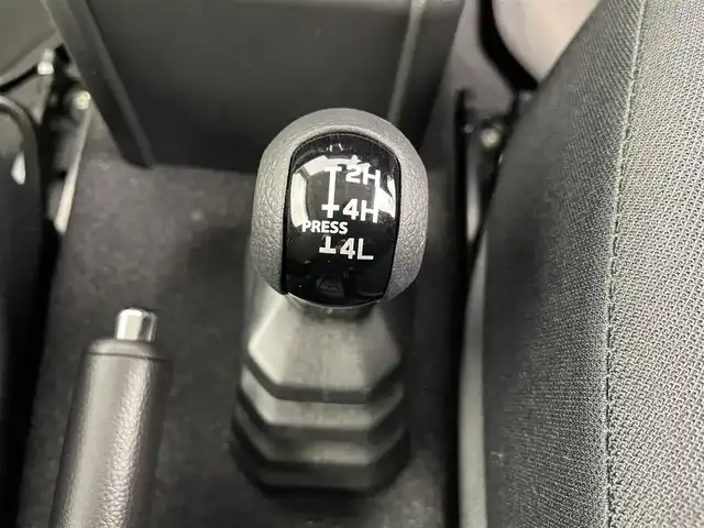 スズキ ジムニー シエラ JC 富山県 2022(令4)年 1.6万km ミディアムグレー ワンオーナー/4WD/8インチ純正ナビ（AM/FM/CD/DVD/USB/BT）/フルセグTV/バックカメラ/デュアルセンサーブレーキサポート/レーンキープアシスト/クルーズコントロール/オートマチックハイビーム/LEDヘッドライト/社外LEDフォグランプ/ダウンヒルアシスト/センターデフロック/フロントマットブラックグリル/純正グリル積込/社外16インチAW/ホワイトレタータイヤ/黒塗り鉄チン付きスタッドレスタイヤ積込（8部山）/純正AW4本積込/前席シートヒーター/OPエアコン口（純正有）/スマートキー×２/プッシュスタート/ドアミラーヒーター/ヘッドライトウォッシャー/取扱説明書/保証書