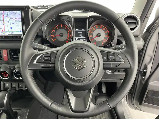 スズキ ジムニー シエラ JC 富山県 2022(令4)年 1.6万km ミディアムグレー ワンオーナー/4WD/8インチ純正ナビ（AM/FM/CD/DVD/USB/BT）/フルセグTV/バックカメラ/デュアルセンサーブレーキサポート/レーンキープアシスト/クルーズコントロール/オートマチックハイビーム/LEDヘッドライト/社外LEDフォグランプ/ダウンヒルアシスト/センターデフロック/フロントマットブラックグリル/純正グリル積込/社外16インチAW/ホワイトレタータイヤ/黒塗り鉄チン付きスタッドレスタイヤ積込（8部山）/純正AW4本積込/前席シートヒーター/OPエアコン口（純正有）/スマートキー×２/プッシュスタート/ドアミラーヒーター/ヘッドライトウォッシャー/取扱説明書/保証書