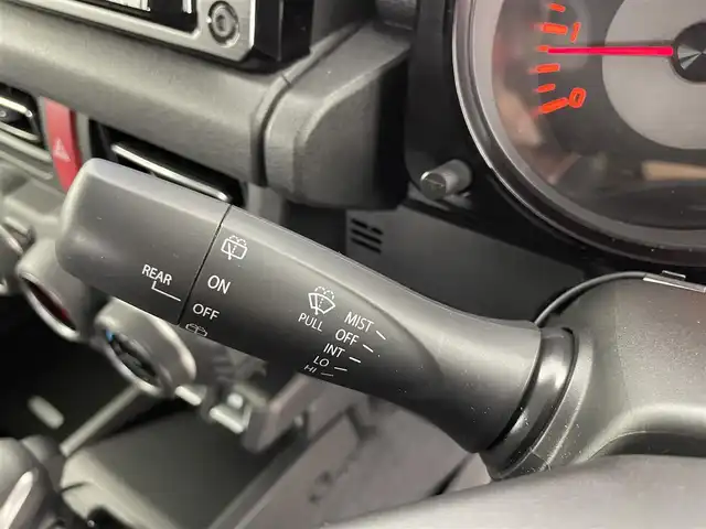 スズキ ジムニー シエラ JC 富山県 2022(令4)年 1.6万km ミディアムグレー ワンオーナー/4WD/8インチ純正ナビ（AM/FM/CD/DVD/USB/BT）/フルセグTV/バックカメラ/デュアルセンサーブレーキサポート/レーンキープアシスト/クルーズコントロール/オートマチックハイビーム/LEDヘッドライト/社外LEDフォグランプ/ダウンヒルアシスト/センターデフロック/フロントマットブラックグリル/純正グリル積込/社外16インチAW/ホワイトレタータイヤ/黒塗り鉄チン付きスタッドレスタイヤ積込（8部山）/純正AW4本積込/前席シートヒーター/OPエアコン口（純正有）/スマートキー×２/プッシュスタート/ドアミラーヒーター/ヘッドライトウォッシャー/取扱説明書/保証書
