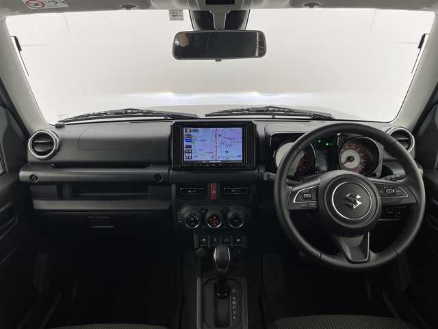 スズキ ジムニー シエラ JC 富山県 2022(令4)年 1.6万km ミディアムグレー ワンオーナー/4WD/8インチ純正ナビ（AM/FM/CD/DVD/USB/BT）/フルセグTV/バックカメラ/デュアルセンサーブレーキサポート/レーンキープアシスト/クルーズコントロール/オートマチックハイビーム/LEDヘッドライト/社外LEDフォグランプ/ダウンヒルアシスト/センターデフロック/フロントマットブラックグリル/純正グリル積込/社外16インチAW/ホワイトレタータイヤ/黒塗り鉄チン付きスタッドレスタイヤ積込（8部山）/純正AW4本積込/前席シートヒーター/OPエアコン口（純正有）/スマートキー×２/プッシュスタート/ドアミラーヒーター/ヘッドライトウォッシャー/取扱説明書/保証書