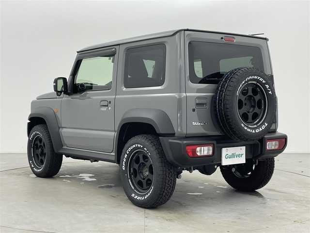 スズキ ジムニー シエラ JC 富山県 2022(令4)年 1.6万km ミディアムグレー ワンオーナー/4WD/8インチ純正ナビ（AM/FM/CD/DVD/USB/BT）/フルセグTV/バックカメラ/デュアルセンサーブレーキサポート/レーンキープアシスト/クルーズコントロール/オートマチックハイビーム/LEDヘッドライト/社外LEDフォグランプ/ダウンヒルアシスト/センターデフロック/フロントマットブラックグリル/純正グリル積込/社外16インチAW/ホワイトレタータイヤ/黒塗り鉄チン付きスタッドレスタイヤ積込（8部山）/純正AW4本積込/前席シートヒーター/OPエアコン口（純正有）/スマートキー×２/プッシュスタート/ドアミラーヒーター/ヘッドライトウォッシャー/取扱説明書/保証書