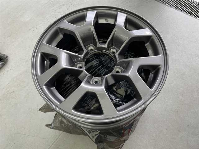 スズキ ジムニー シエラ JC 富山県 2022(令4)年 1.6万km ミディアムグレー ワンオーナー/4WD/8インチ純正ナビ（AM/FM/CD/DVD/USB/BT）/フルセグTV/バックカメラ/デュアルセンサーブレーキサポート/レーンキープアシスト/クルーズコントロール/オートマチックハイビーム/LEDヘッドライト/社外LEDフォグランプ/ダウンヒルアシスト/センターデフロック/フロントマットブラックグリル/純正グリル積込/社外16インチAW/ホワイトレタータイヤ/黒塗り鉄チン付きスタッドレスタイヤ積込（8部山）/純正AW4本積込/前席シートヒーター/OPエアコン口（純正有）/スマートキー×２/プッシュスタート/ドアミラーヒーター/ヘッドライトウォッシャー/取扱説明書/保証書