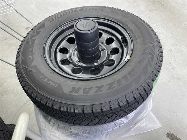 スズキ ジムニー シエラ JC 富山県 2022(令4)年 1.6万km ミディアムグレー ワンオーナー/4WD/8インチ純正ナビ（AM/FM/CD/DVD/USB/BT）/フルセグTV/バックカメラ/デュアルセンサーブレーキサポート/レーンキープアシスト/クルーズコントロール/オートマチックハイビーム/LEDヘッドライト/社外LEDフォグランプ/ダウンヒルアシスト/センターデフロック/フロントマットブラックグリル/純正グリル積込/社外16インチAW/ホワイトレタータイヤ/黒塗り鉄チン付きスタッドレスタイヤ積込（8部山）/純正AW4本積込/前席シートヒーター/OPエアコン口（純正有）/スマートキー×２/プッシュスタート/ドアミラーヒーター/ヘッドライトウォッシャー/取扱説明書/保証書