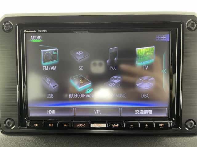 スズキ ジムニー シエラ JC 富山県 2022(令4)年 1.6万km ミディアムグレー ワンオーナー/4WD/8インチ純正ナビ（AM/FM/CD/DVD/USB/BT）/フルセグTV/バックカメラ/デュアルセンサーブレーキサポート/レーンキープアシスト/クルーズコントロール/オートマチックハイビーム/LEDヘッドライト/社外LEDフォグランプ/ダウンヒルアシスト/センターデフロック/フロントマットブラックグリル/純正グリル積込/社外16インチAW/ホワイトレタータイヤ/黒塗り鉄チン付きスタッドレスタイヤ積込（8部山）/純正AW4本積込/前席シートヒーター/OPエアコン口（純正有）/スマートキー×２/プッシュスタート/ドアミラーヒーター/ヘッドライトウォッシャー/取扱説明書/保証書