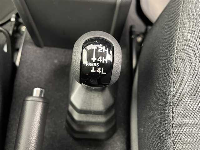 スズキ ジムニー シエラ JC 富山県 2022(令4)年 1.6万km ミディアムグレー ワンオーナー/4WD/8インチ純正ナビ（AM/FM/CD/DVD/USB/BT）/フルセグTV/バックカメラ/デュアルセンサーブレーキサポート/レーンキープアシスト/クルーズコントロール/オートマチックハイビーム/LEDヘッドライト/社外LEDフォグランプ/ダウンヒルアシスト/センターデフロック/フロントマットブラックグリル/純正グリル積込/社外16インチAW/ホワイトレタータイヤ/黒塗り鉄チン付きスタッドレスタイヤ積込（8部山）/純正AW4本積込/前席シートヒーター/OPエアコン口（純正有）/スマートキー×２/プッシュスタート/ドアミラーヒーター/ヘッドライトウォッシャー/取扱説明書/保証書