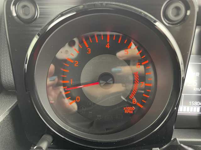 スズキ ジムニー シエラ JC 富山県 2022(令4)年 1.6万km ミディアムグレー ワンオーナー/4WD/8インチ純正ナビ（AM/FM/CD/DVD/USB/BT）/フルセグTV/バックカメラ/デュアルセンサーブレーキサポート/レーンキープアシスト/クルーズコントロール/オートマチックハイビーム/LEDヘッドライト/社外LEDフォグランプ/ダウンヒルアシスト/センターデフロック/フロントマットブラックグリル/純正グリル積込/社外16インチAW/ホワイトレタータイヤ/黒塗り鉄チン付きスタッドレスタイヤ積込（8部山）/純正AW4本積込/前席シートヒーター/OPエアコン口（純正有）/スマートキー×２/プッシュスタート/ドアミラーヒーター/ヘッドライトウォッシャー/取扱説明書/保証書
