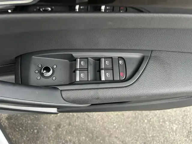 アウディ Ｑ５ 40TDIクワトロ スポーツ 大阪府 2020(令2)年 3.8万km グレイシアホワイトメタリック 純正８インチナビ（ＢＴ／ＣＤ／ＤＶＤ）/全方位モニター/クルーズコントロール/パドルシフト/前後コーナーセンサー/本革レザーシート/前席パワーシート/前席シートヒーター/ルーフレール/純正１８インチＡＷ/ドライブレコーダー/ＥＴＣ２．０/スマートキー/プッシュスタート/保証書/取扱説明書/スペアキー　あり