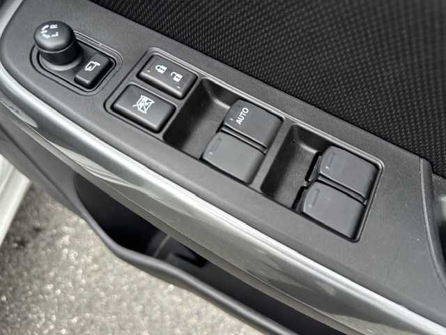 スズキ スイフト HYBRID MG 大阪府 2022(令4)年 2.8万km ピュアホワイトP ナビ　/Ｂｌｕｅｔｏｏｔｈ　/バックカメラ　/レーダークルーズコントロール　/ＥＴＣ　/アイドリングストップ　/シートヒーター　/ブライドスポットモニター　/フロアーマット　/サイドバイザー　/スマートキー