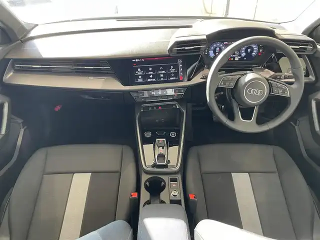 アウディ アウディ Ａ３ セダン 30TFSI アドバンスド 熊本県 2025(令7)年 0.1万km 緑 ・スマートキー/・プッシュスタート/・デジタルライトシグネチャ/・パーキングエイド/・リアクロストラフィックアラート/・接近警告/・Audiプレセンス/・サイドアシスト/・降車警告/・わき見運転警告/・純正ディスプレイオーディオ/　【Bluetooth・USB】/・ワイヤレス充電/・バーチャルコクピット/・LEDヘッドランプ/・純正マット/・保証書/取説